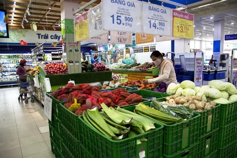 Siêu thị Co.op Mart Rạch Giá, Kiên Giang bán lẻ nhiều loại hàng hóa phục vụ nhu cầu thiết yếu của người dân. (Ảnh: Hồng Đạt/TTXVN)