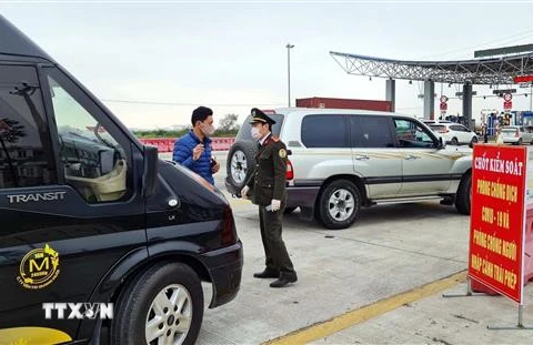 Quảng Ninh thiết lập chốt kiểm soát phòng chống dịch trên các tuyến giao thông ra vào tỉnh. (Ảnh minh họa: TTXVN)