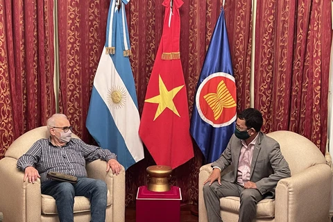 Đại sứ Dương Quốc Thanh trao đổi với Tổng Bí thư Đảng Cộng sản Argentina Gorodeki Kot. (Ảnh: Hoài Nam/TTXVN)