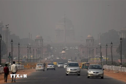 Khói mù ô nhiễm bao phủ bầu trời tại New Delhi, Ấn Độ. (Ảnh: AFP/ TTXVN)