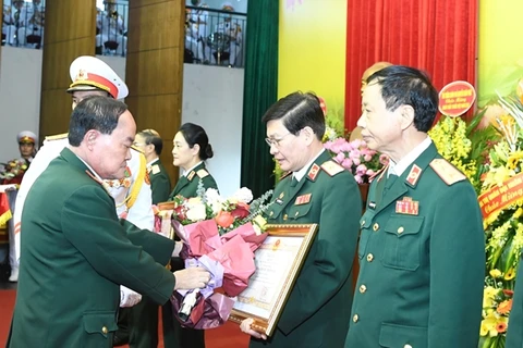 Thượng tướng Trần Đơn trao danh hiệu Thầy thuốc Nhân dân tặng các thầy thuốc quân đội. (Nguồn: qdnd.vn)