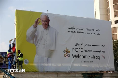 Tấm biển in hình Giáo hoàng Francis tại thủ đô Baghdad, Iraq ngày 5/3/2021. (Ảnh: AFP/TTXVN)
