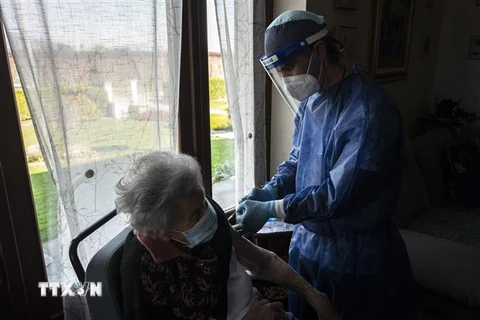 Nhân viên y tế tiêm vaccine ngừa COVID-19 cho người dân tại Dronero, Italy ngày 13/3/2021. (Ảnh: AFP/TTXVN)