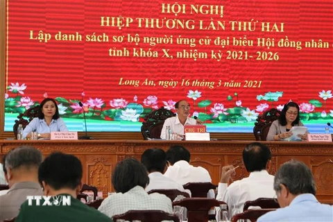 Lãnh đạo Ủy Ban Mặt trận Tổ quốc Việt Nam tỉnh Long An, chủ trì Hội nghị hiệp thương lần thứ 2. (Ảnh: Thanh Bình/TTXVN)
