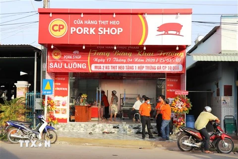 Cửa hàng bán lẻ bình ổn giá thịt lợn thuộc ông ty Cổ phần Chăn nuôi C.P. Việt Nam. (Ảnh: Lê Đức Hoảnh/TTXVN)