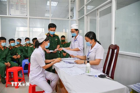 Bệnh viện Quân y 121 triển khai tiêm vaccine phòng COVID-19. (Ảnh: TTXVN)