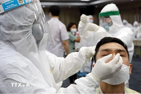 Lực lượng y tế lấy mẫu, xét nghiệm cho công nhân Công ty TNHH Samsung Electronics Việt Nam. (Ảnh: TTXVN phát)
