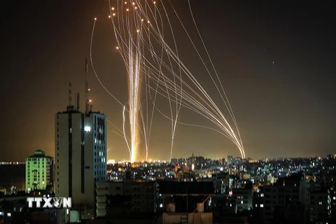 Rocket được phóng từ Dải Gaza về phía thành phố Tel Aviv, Israel, ngày 11/5/2021. (Ảnh: AFP/TTXVN)