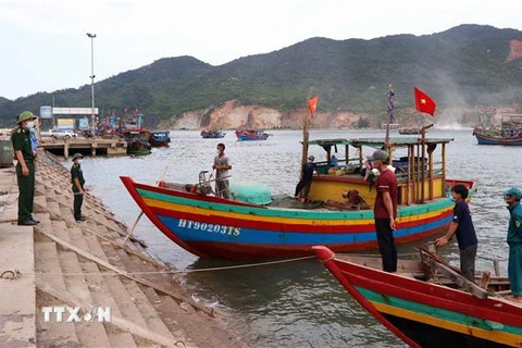 Đồn biên phòng Cửa Sót tuyên truyền bầu cử và phòng chống dịch, bệnh COVID-19 tại cảng cá Thạch Kim, huyện Lộc Hà. (Ảnh: Công Tường-TTXVN)