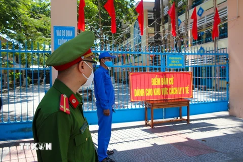 Các lực lượng chức năng túc trực đảm bảo an toàn, an ninh trật tự tại một điểm bầu cử cho khu vực cách ly trên địa bàn Đà Nẵng. (Ảnh: Trần Lê Lâm/TTXVN)