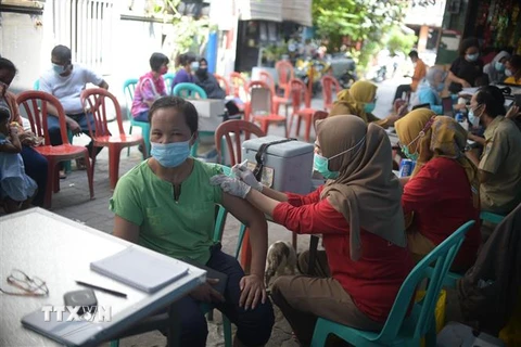Nhân viên y tế tiêm vaccine phòng COVID-19 cho người dân tại Jakarta, Indonesia, ngày 10/5/2021. (Ảnh: THX/TTXVN)