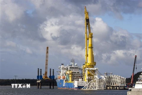 Tàu lắp đặt đường ống dẫn khí của dự án Dòng chảy phương Bắc 2 tại cảng Mukran Sassnitz trên Biển Baltic, Đông Bắc Đức. (Ảnh: AFP/TTXVN)
