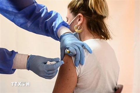 Tiêm vaccine ngừa COVID-19 tại Saint-Maur-des-Fossés, ngoại ô Paris, Pháp. (Ảnh: AFP/TTXVN)
