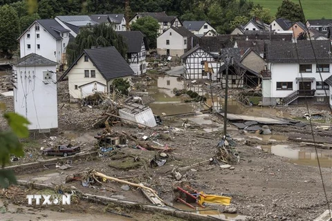 Những ngôi nhà bị phá hủy trong nước lũ tại Schuld, gần Bad Neuenahr, miền Tây Đức ngày 15/7/2021. (Ảnh: AFP/TTXVN)