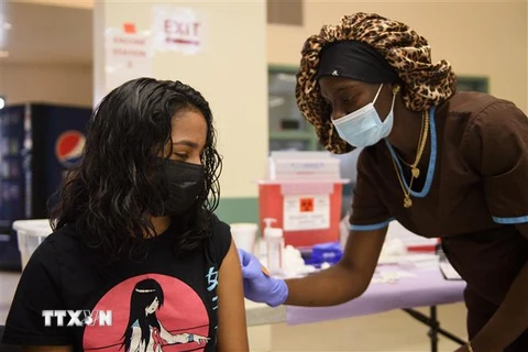 Người dân được tiêm vaccine ngừa COVID-19 tại Los Angeles, bang California, Mỹ ngày 14/5/2021. (Ảnh: AFP/TTXVN)