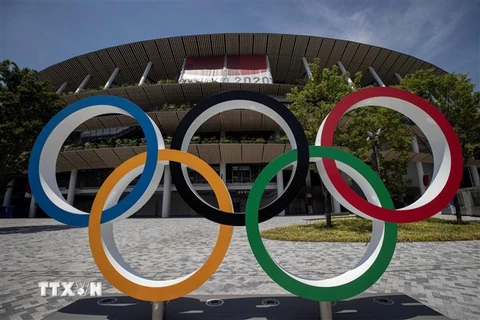 Biểu tượng Olympic tại khu vực sân vận động Olympic ở Tokyo, Nhật Bản ngày 20/7/2021. (Ảnh: AFP/TTXVN)