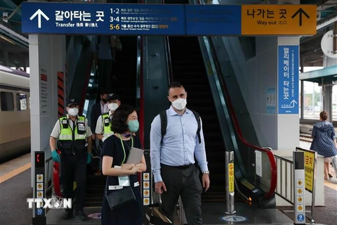 Hành khách đeo khẩu trang phòng dịch COVID-19 tại ga tàu hỏa ở tỉnh Bắc Jeolla, Hàn Quốc, ngày 8/7/2021. (Ảnh: Yonhap/TTXVN)