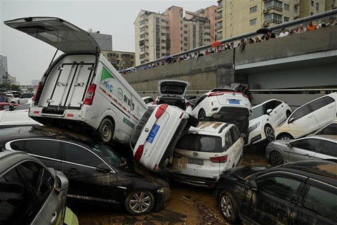 Ôtô chất thành đống do bị mưa lũ cuốn trôi ở Trung Quốc