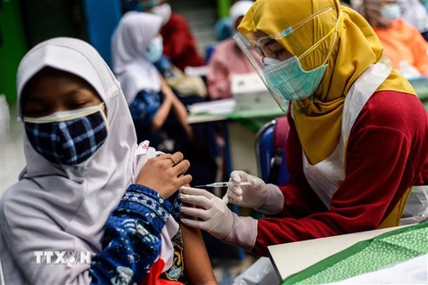 Nhân viên y tế tiêm vaccine ngừa COVID-19 cho người dân tại Tangerang, Indonesia, ngày 22/7/2021. (Ảnh: THX/TTXVN)