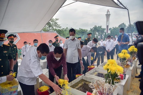 Thắp hương tưởng niệm tại nghĩa trang liệt sỹ Quốc gia Vi Xuyên, Hà Giang. (Ảnh: Lê Hoàn/Vietnam+)