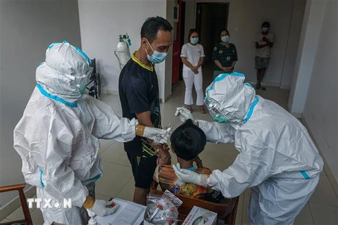 Nhân viên y tế lấy mẫu xét nghiệm COVID-19 tại Kuta, Bali, Indonesia, ngày 27/7/2021. (Ảnh: THX/TTXVN)