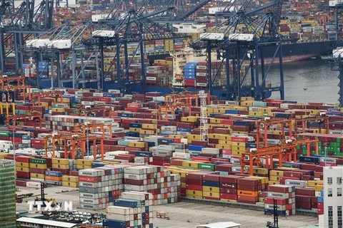 Container hàng hóa được xếp tại cảng ở Thâm Quyến, tỉnh Quảng Đông, Trung Quốc, ngày 22/6. (Ảnh: AFP/ TTXVN)