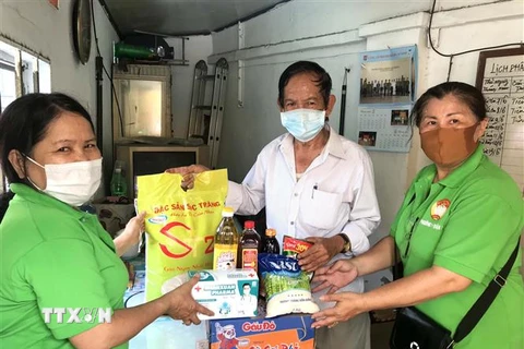 Thành phố Hồ Chí Minh đưa gói hỗ trợ đến với người nghèo, người lao động tự do. (Ảnh: Thanh Vũ/TTXVN)