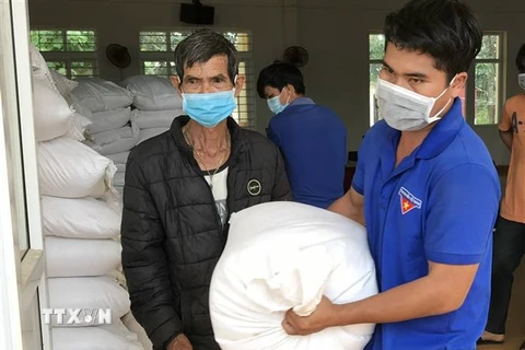 Người dân xã Quảng Khê, huyện Đắk G’Long, tỉnh Đắk Nông nhận gạo hỗ trợ của Chính phủ. (Ảnh: Hưng Thịnh/TTXVN)