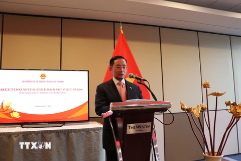 Đại sứ Đặc mệnh toàn quyền Phạm Cao Phong phát biểu tại buổi gặp mặt. (Ảnh: TTXVN) 