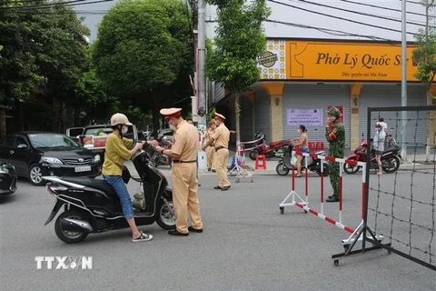 Lực lượng chức năng kiểm tra giấy tờ người dân tại Hà Nam. (Ảnh: Thanh Tuấn/TTXVN)