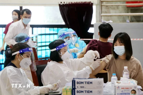 Lực lượng y tế tiêm vaccine cho người dân thành phố Việt Trì tại điểm tiêm nhà thi đấu thể dục thể thao tỉnh Phú Thọ. 