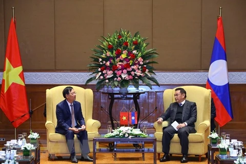 Chủ tịch Quốc hội Lào Xaysomphone Phomvihane và Chủ tịch Hội hữu nghị Việt Nam-Lào Trần Văn Túy tại buổi tiếp. (Ảnh: Văn Điệp/TTXVN)