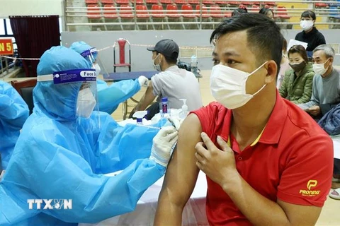 Lực lượng y tế Phú Thọ tiêm mũi 2 vaccine phòng COVID-19 cho người dân trên địa bàn thành phố Việt Trì. (Ảnh: Trung Kiên/TTXVN)