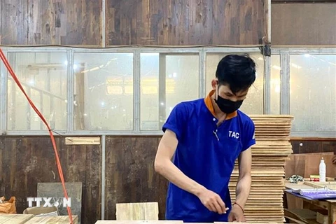 Công ty Cổ phần Chế biến gỗ Thuận An làm các chi tiết mặt gỗ cổ điển theo đơn đặt hàng. (Ảnh minh họa: Hồng Nhung/TTXVN)