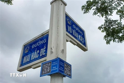 Trụ chỉ đường đặt trên các tuyến phố ở quận Sơn Trà được lắp đặt bảng mã QR để người dân, du khách tiện tra cứu thông tin. (Ảnh: Trần Lê Lâm/TTXVN)