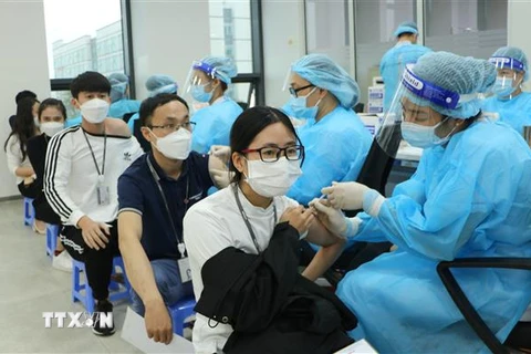 Tiêm mũi thứ 3 cho người lao động ở Công ty Trách nhiệm hữu hạn LG Display Việt Nam Hải Phòng. (Ảnh: Minh Thu/TTXVN)