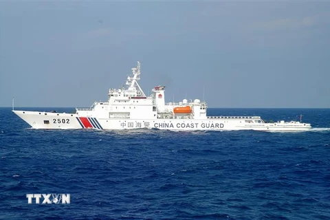 Tàu tuần dương Trung Quốc tại vùng biển gần quần đảo tranh chấp Điếu Ngư (Nhật Bản gọi là Senkaku) trên biển Hoa Đông. (Ảnh minh họa: AFP/TTXVN)