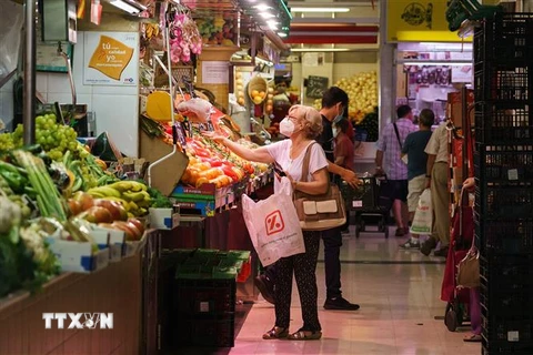 Người dân mua rau quả tại siêu thị ở Zaragoza, Tây Ban Nha. (Ảnh: AFP/TTXVN)