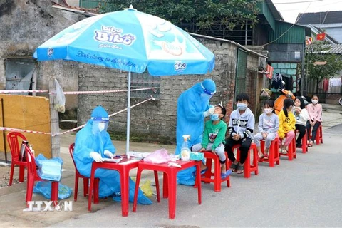 Lực lượng y tế xét nghiệm cho hàng trăm học sinh mầm non xã Thạch Kim, huyện Lộc Hà. (Ảnh: Công Tường/TTXVN)