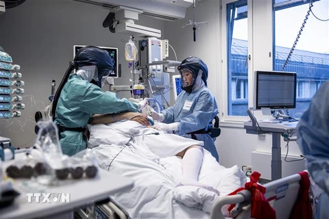 Nhân viên y tế điều trị cho bệnh nhân COVID-19 tại bệnh viện ở Oslo, Na Uy. (Ảnh: AFP/TTXVN)