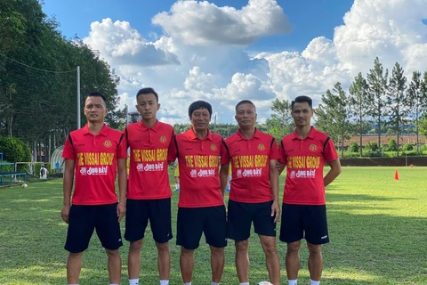HLV Vũ Quang Bảo và các thành viên trong ban huấn luyện. (Ảnh: Vietnam+)