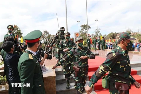 Đại tướng Phan Văn Giang và Đại tướng Chansamone Chanyalath chứng kiến buổi tuần tra chung đường biên giới hai nước Việt Nam - Lào. (Ảnh: Trọng Đức/TTXVN)