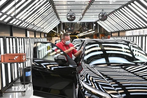 Nhân viên hãng Nissan hoàn tất công đoạn sản xuất xe ô tô tại nhà máy của Công ty ở Sunderland, Đông Bắc Anh. (Ảnh: AFP/TTXVN)