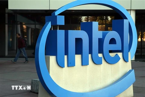 Biểu tượng Intel tại trụ sở của hãng ở Santa Clara, bang California, Mỹ. (Ảnh: AFP/TTXVN)