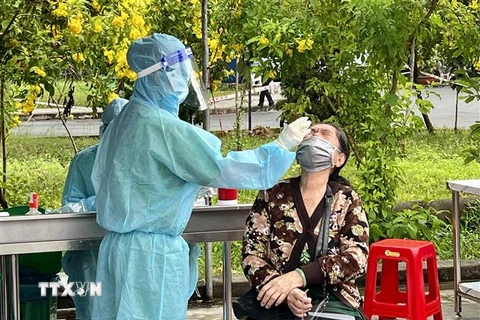 Xét nghiệm COVID-19 trước khi tiêm vaccine mũi 3 cho người từ 18 tuổi trở lên tại Bệnh viện Đa khoa Trung tâm An Giang. (Ảnh: Thanh Sang/TTXVN)