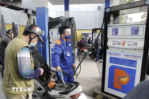 Mua, bán xăng tại cửa hàng kinh doanh xăng, dầu trên phố Trần Quang Khải theo giá niêm yết mới. (Ảnh: Trần Việt/TTXVN)