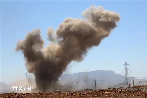 Khói bốc lên sau các cuộc giao tranh giữa quân đội chính phủ và lực lượng Houthi tại tỉnh Marib của Yemen. (Ảnh minh họa: AFP/TTXVN)