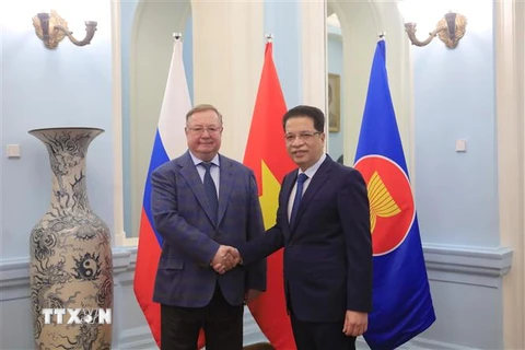 Đại sứ Đặng Minh Khôi với ông Sergei Stepashin, Chủ tịch Đoàn Chủ tịch Hội luật gia Liên bang Nga. (Ảnh Trần Hiếu/TTXVN)