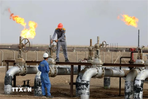 Công nhân làm việc tại một cơ sở khai thác dầu ở thị trấn Nasiriyah, Iraq. (Ảnh: AFP/TTXVN)