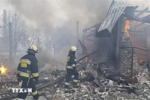 Lực lượng khẩn cấp Ukraine dập lửa tại hiện trường một khu vực bị không kích trong cuộc xung đột Nga-Ukraine ở Dnipro (miền Đông Ukraine) ngày 11/3. (Ảnh: AFP/TTXVN)